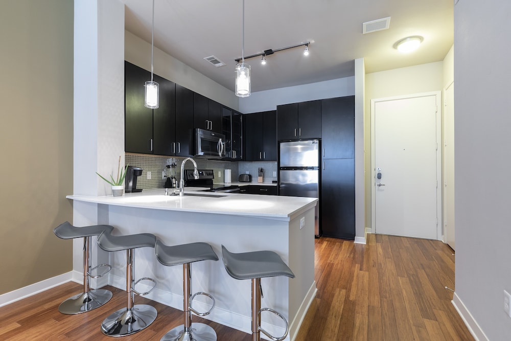 luxury med center fully equipped king sized bed condos