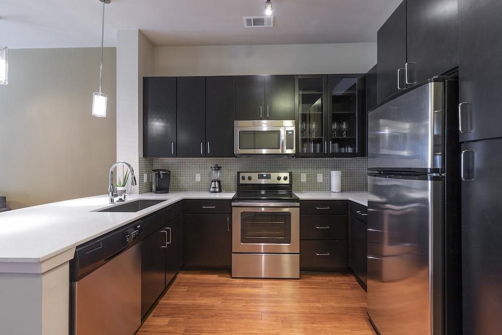 luxury med center fully equipped king sized bed condos