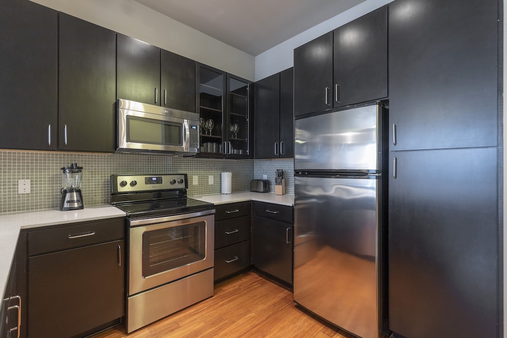 luxury med center fully equipped king sized bed condos