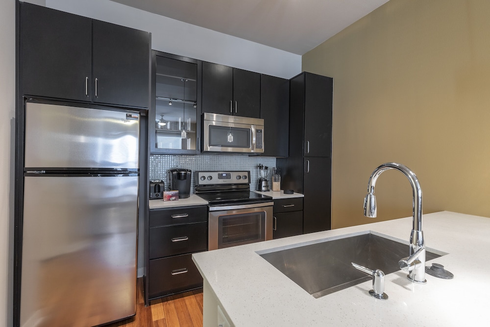 luxury med center fully equipped king sized bed condos