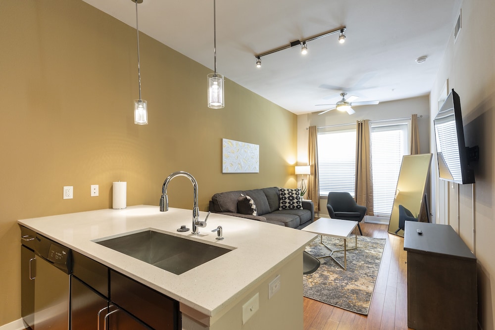 luxury med center fully equipped king sized bed condos