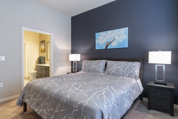 luxury med center fully equipped king sized bed condos