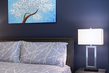 luxury med center fully equipped king sized bed condos