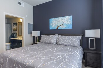 luxury med center fully equipped king sized bed condos