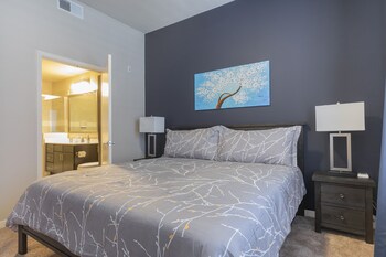 luxury med center fully equipped king sized bed condos