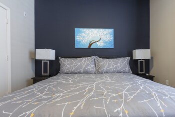 luxury med center fully equipped king sized bed condos