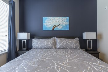 luxury med center fully equipped king sized bed condos