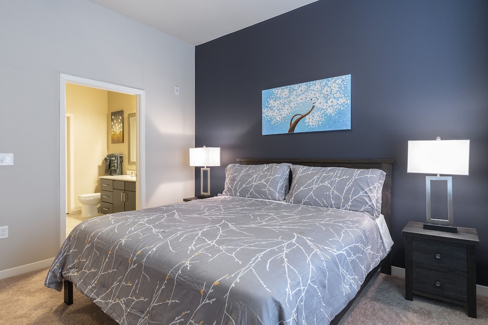 luxury med center fully equipped king sized bed condos