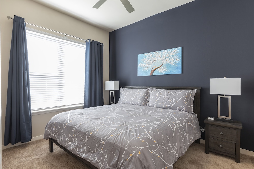 luxury med center fully equipped king sized bed condos