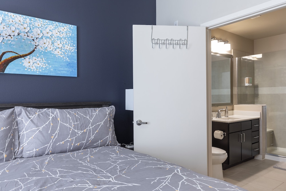 luxury med center fully equipped king sized bed condos