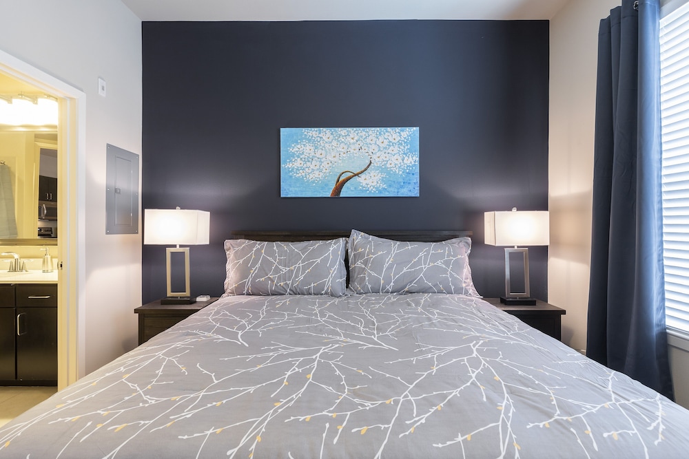 luxury med center fully equipped king sized bed condos