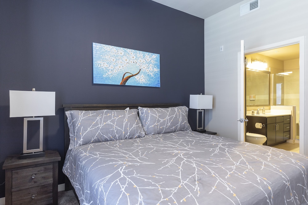 luxury med center fully equipped king sized bed condos