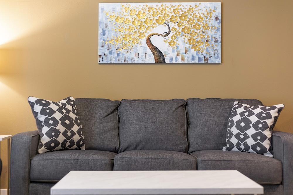 luxury med center fully equipped king sized bed condos