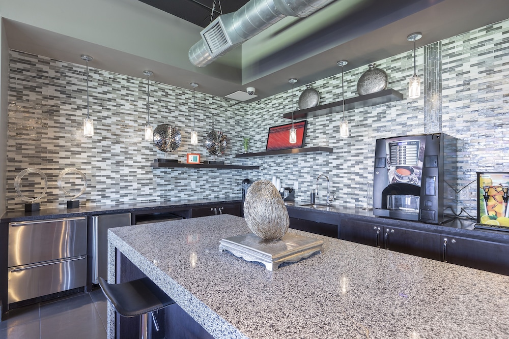 luxury med center fully equipped king sized bed condos