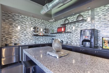 Luxury Med Center Fully Equipped King Sized Bed Condos,,4 star