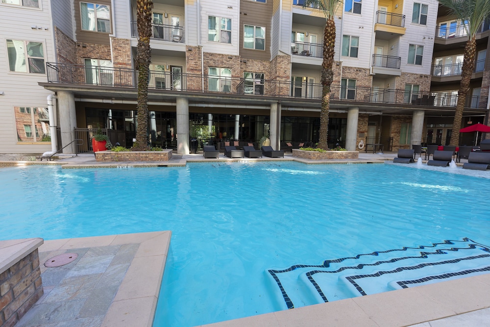 luxury med center fully equipped king sized bed condos