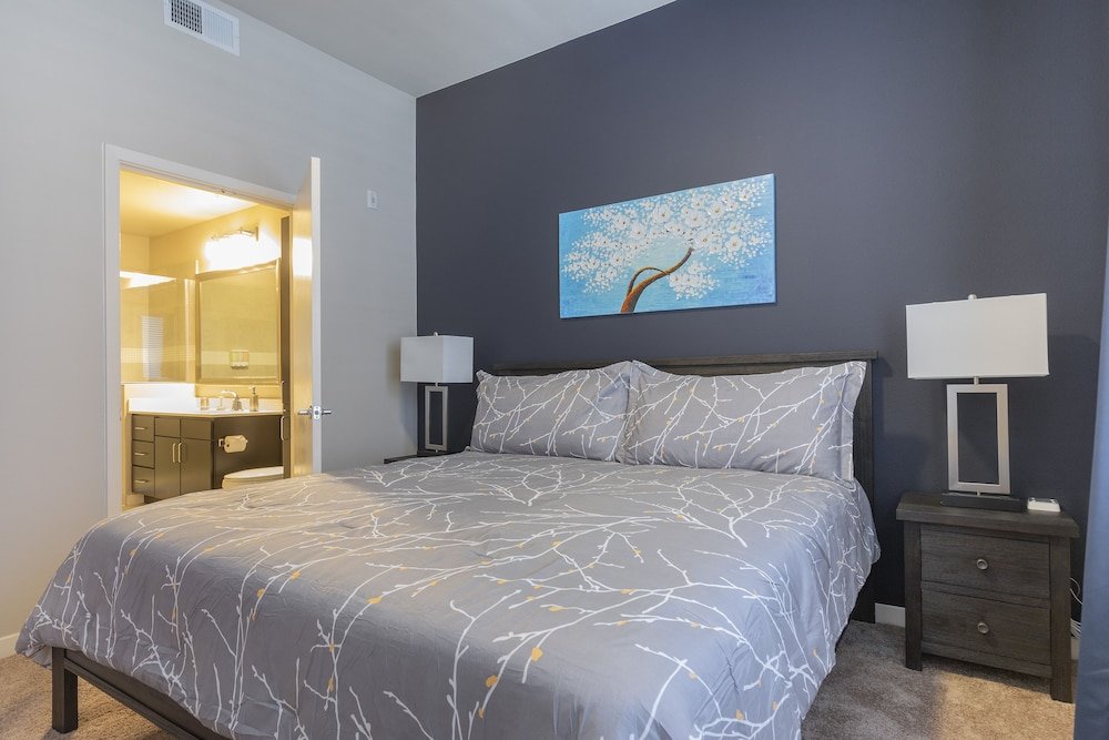 luxury med center fully equipped king sized bed condos