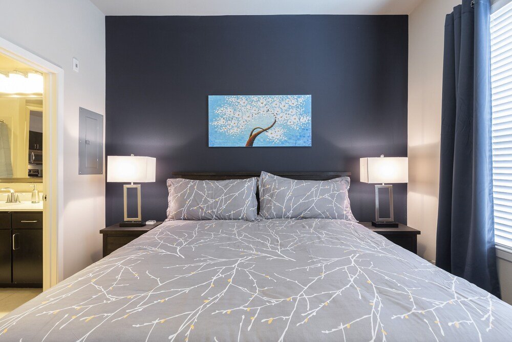luxury med center fully equipped king sized bed condos