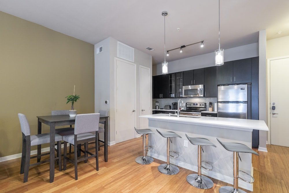 luxury med center fully equipped king sized bed condos