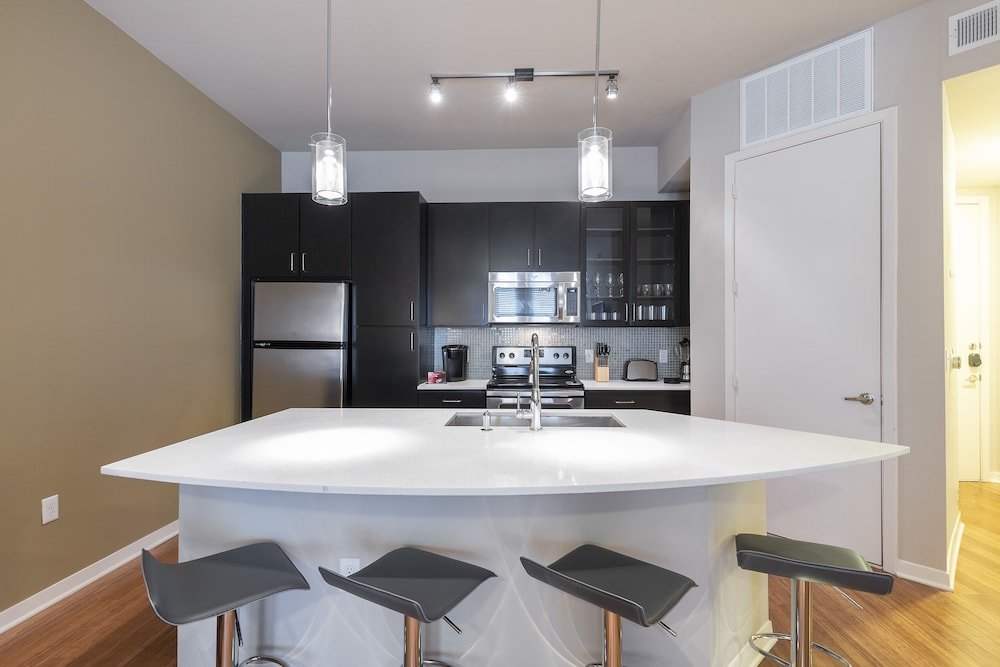 luxury med center fully equipped king sized bed condos