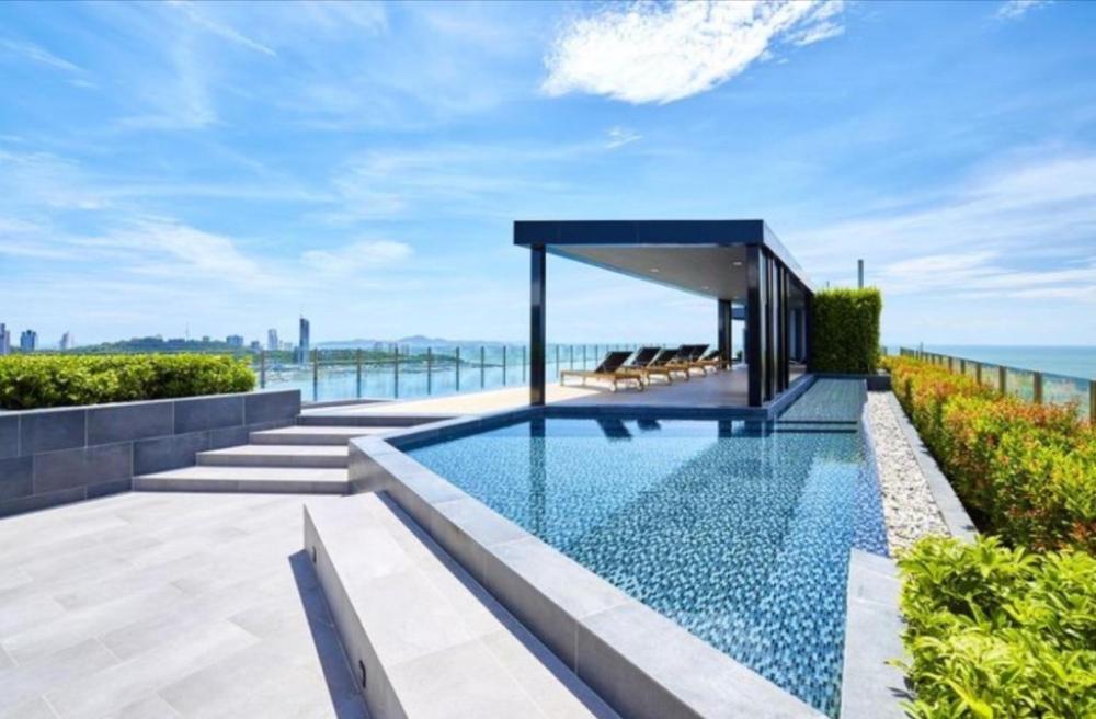 the base pattaya by arne