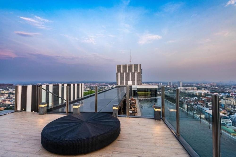 the base pattaya by arne