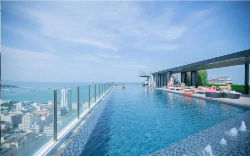 the base pattaya by arne