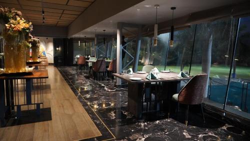 seasons hotel