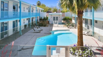 Modern Designer Studio With Pool,,0 star