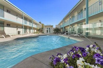 Modern Designer Studio With Pool,,0 star