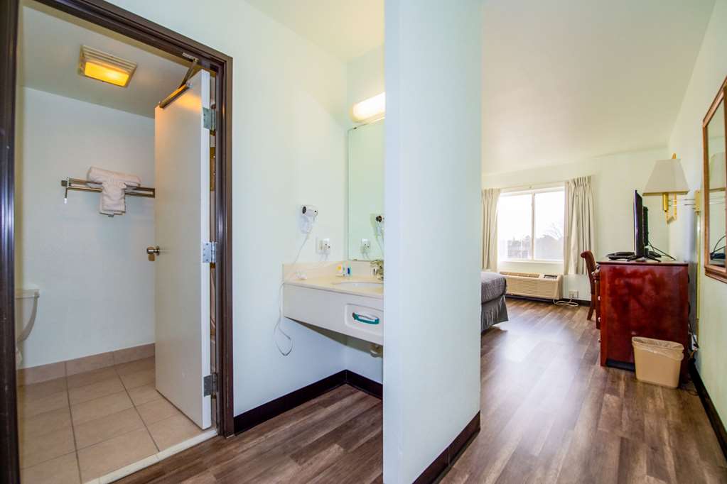 rodeway inn central colorado springs