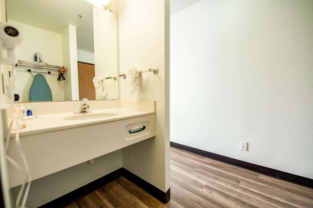 rodeway inn central colorado springs