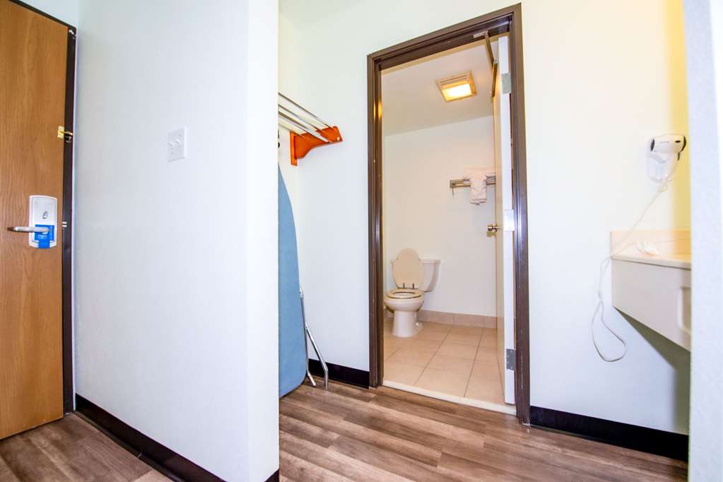 rodeway inn central colorado springs