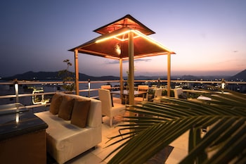 the lake view hotel on lake pichola