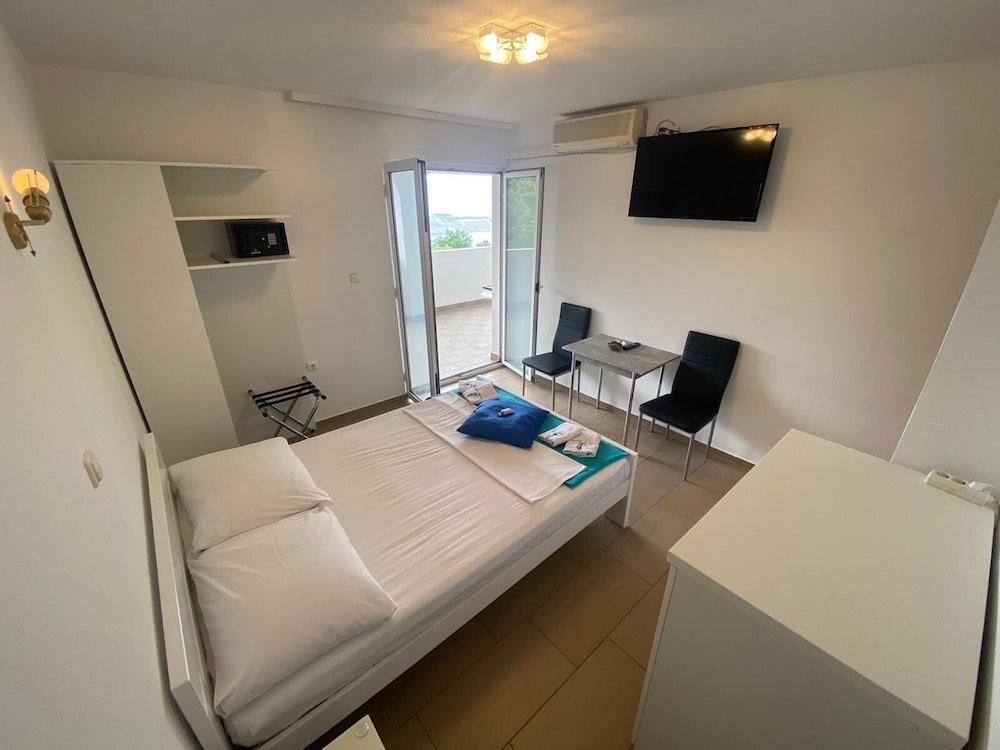 studio melissa with terrace and sea view in omisalj