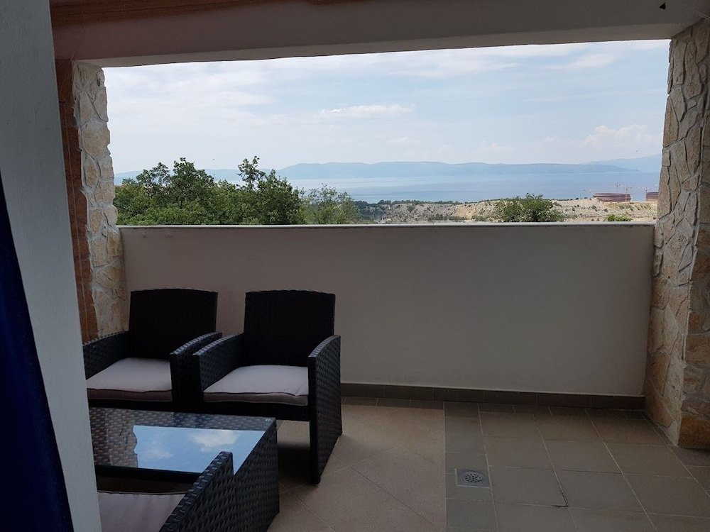 studio melissa with terrace and sea view in omisalj