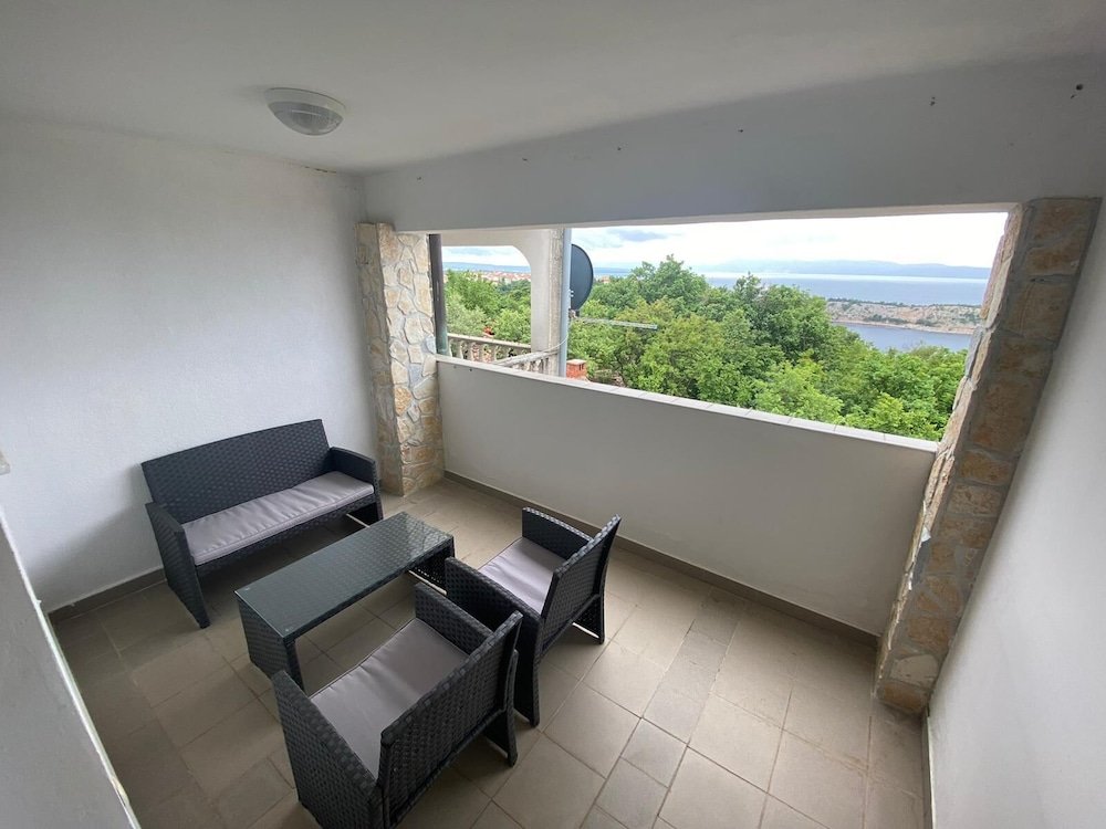 studio melissa with terrace and sea view in omisalj