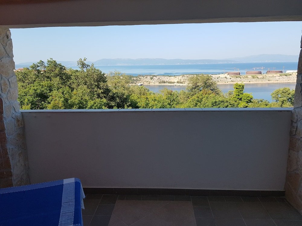 studio melissa with terrace and sea view in omisalj