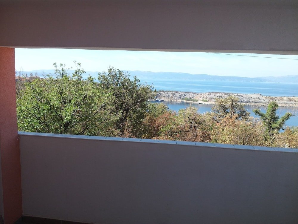 studio melissa with terrace and sea view in omisalj