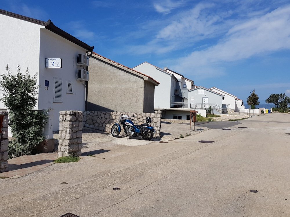 studio melissa with terrace and sea view in omisalj