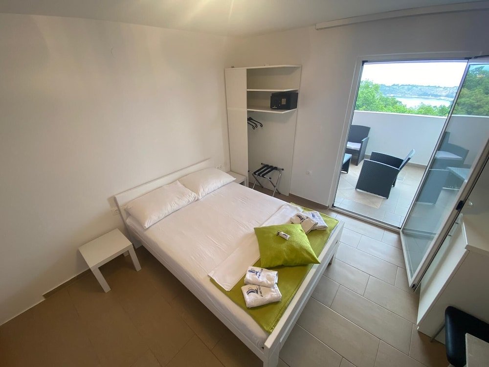studio melissa with terrace and sea view in omisalj