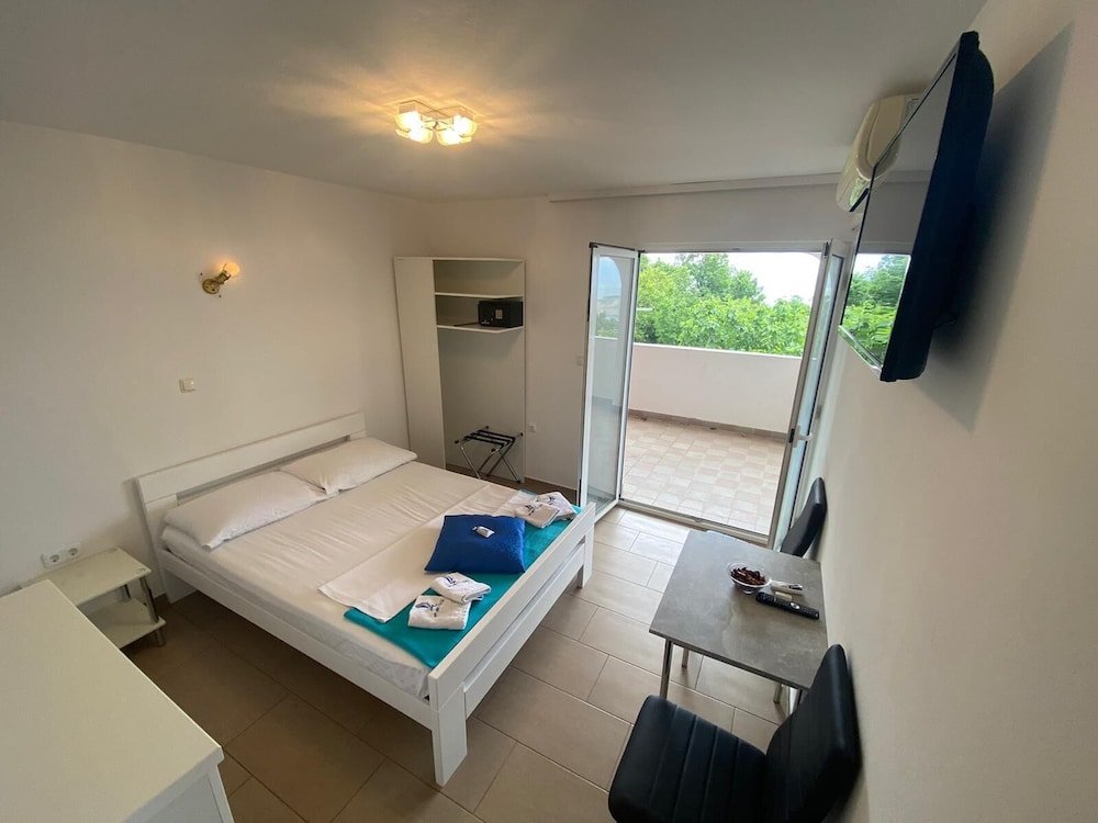 studio melissa with terrace and sea view in omisalj
