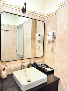 cozy hotel 140 cong quynh