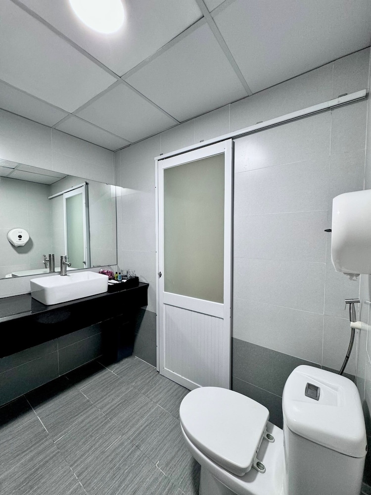 cozy hotel 140 cong quynh