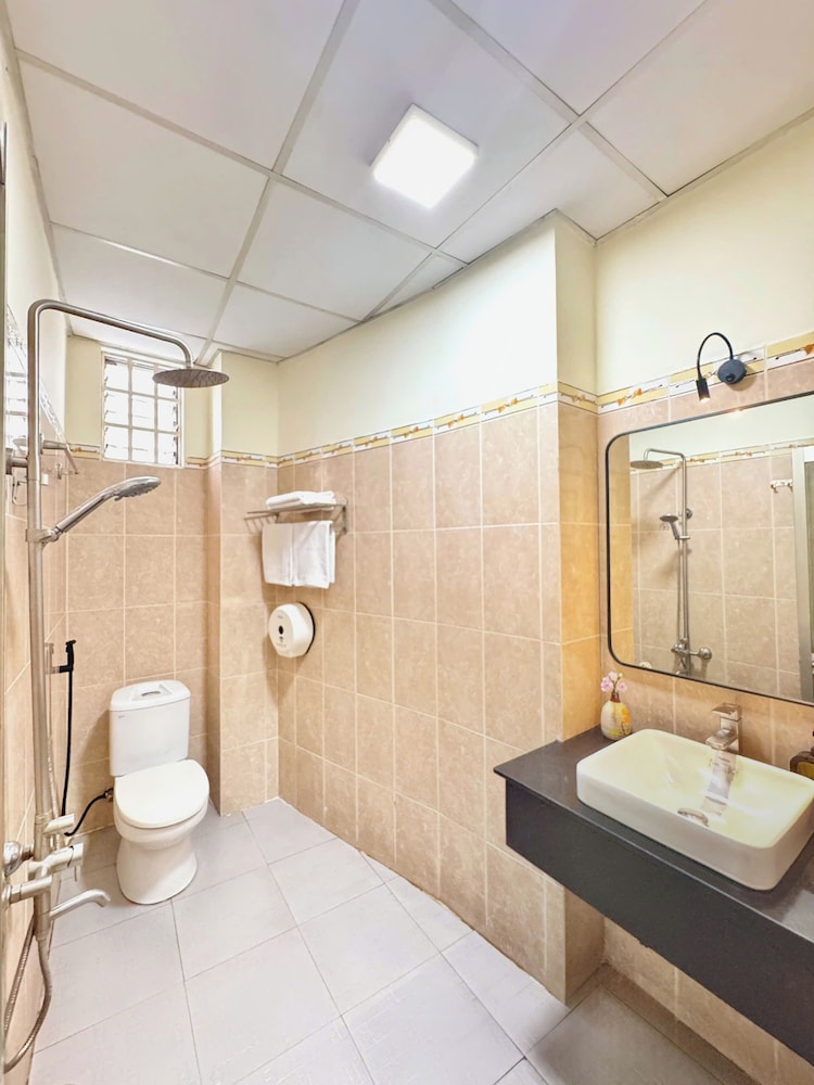 cozy hotel 140 cong quynh