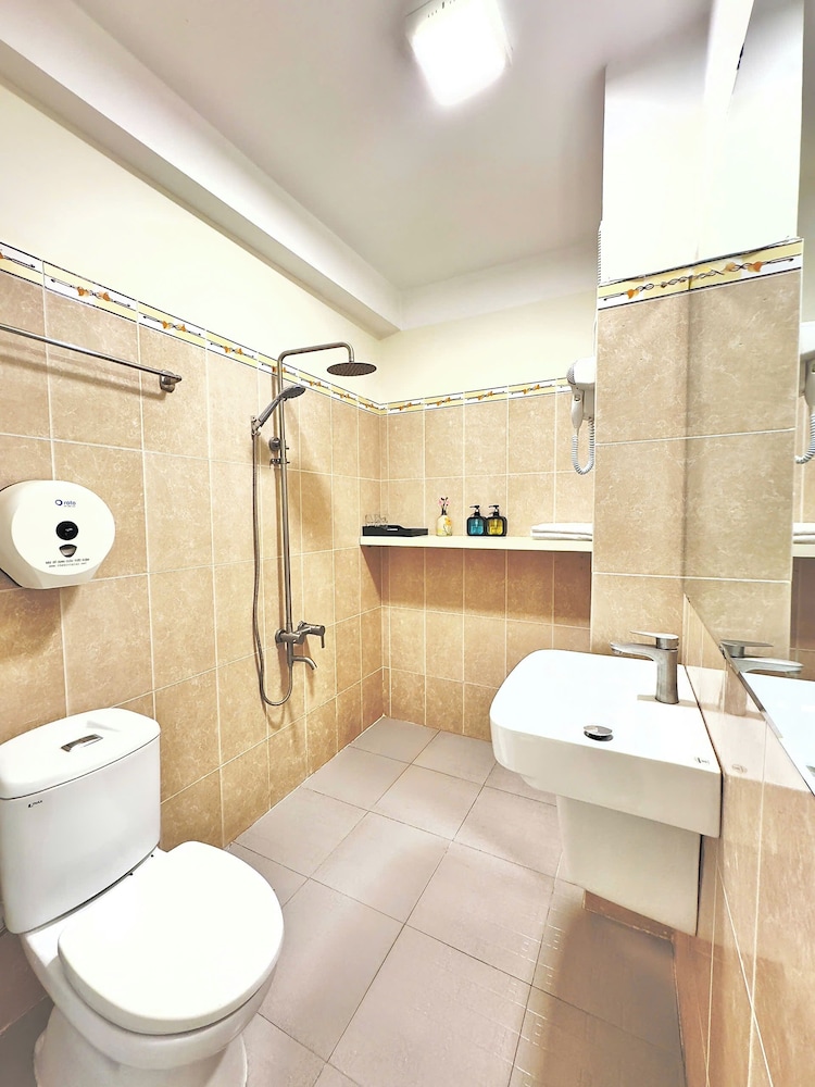 cozy hotel 140 cong quynh