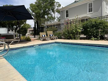 The Cottage @ 241 North,,3.5 star