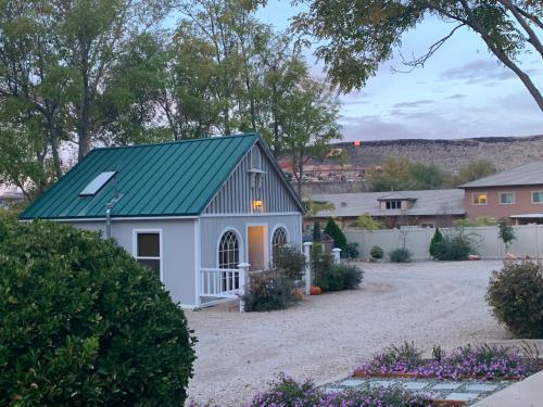 the cottage 241 north