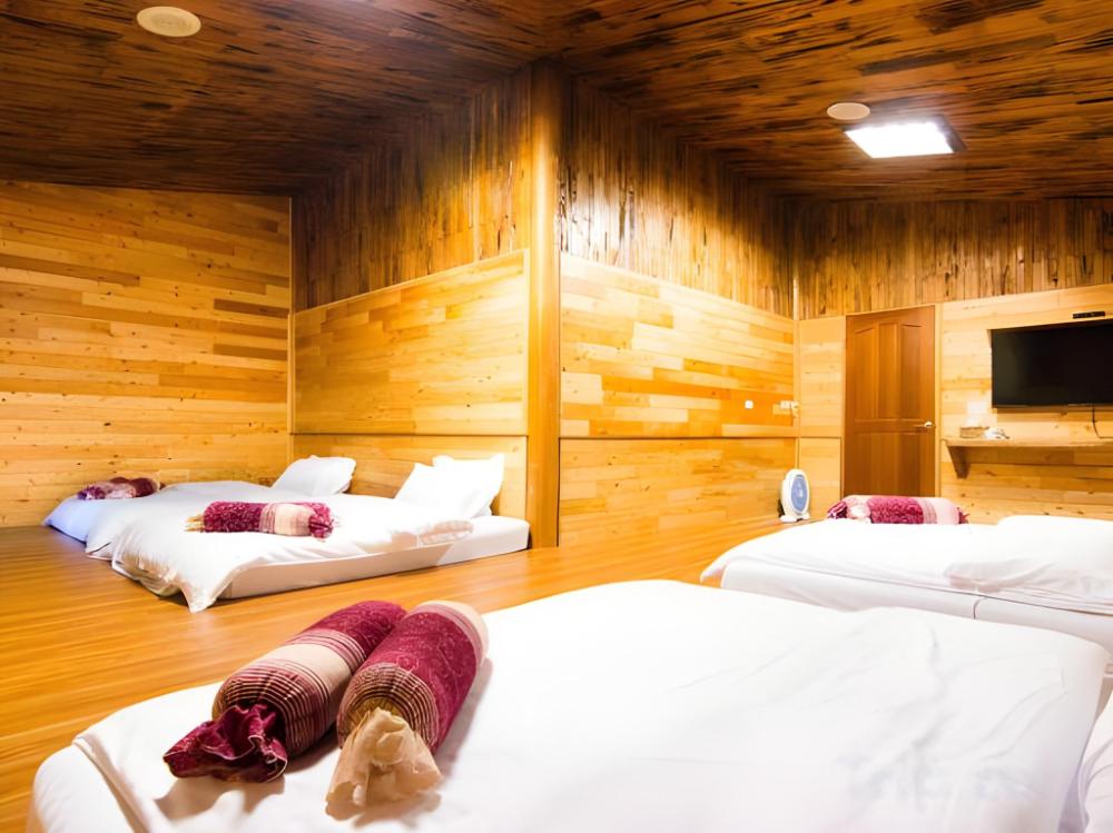 hand seeking alishan sunrise