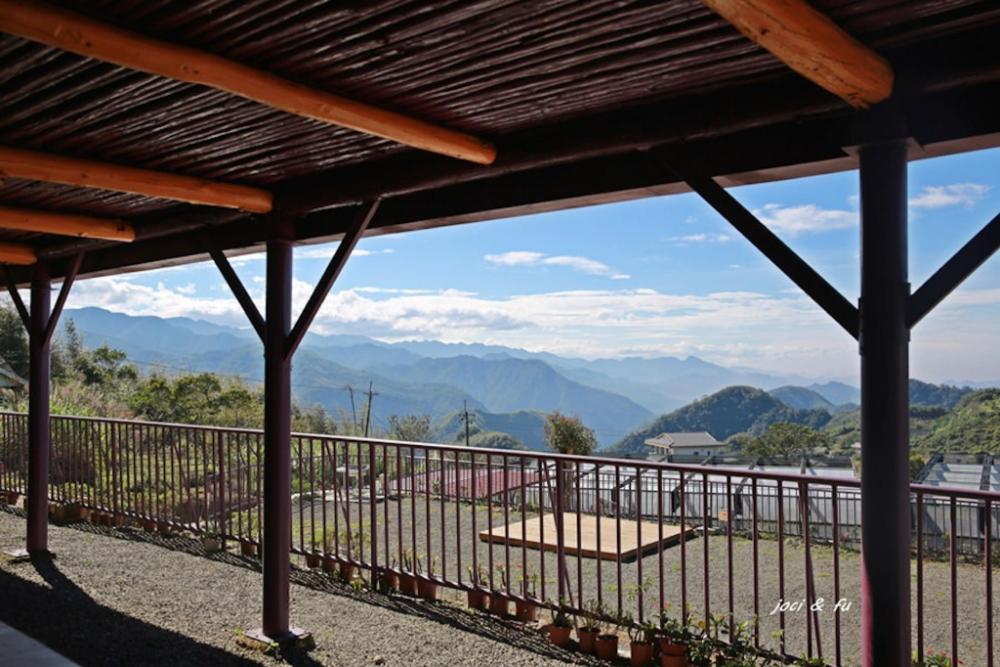 hand seeking alishan sunrise